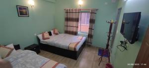 Ένα ή περισσότερα κρεβάτια σε δωμάτιο στο Hotel Pokhara Paradise