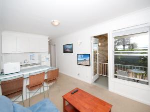 Kuchyň nebo kuchyňský kout v ubytování Beachside Shoal Bay Unit 2