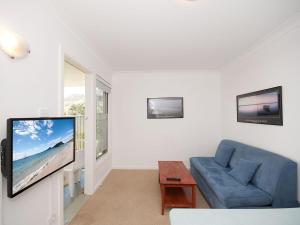 TV a/nebo společenská místnost v ubytování Beachside Shoal Bay Unit 2