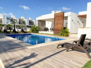 a swimming pool in the middle of a house at Elegante y preciosa casa con excelente ubicación in Cancún