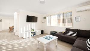 Μια τηλεόραση ή/και κέντρο ψυχαγωγίας στο Bombora Walking Distance to Fingal Beach- Farm Rd, Fingal Bay
