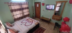 Ένα ή περισσότερα κρεβάτια σε δωμάτιο στο Hotel Pokhara Paradise
