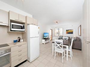 Ett kök eller pentry på Shoal Bay 2 Bedroom Apartment with Viewes