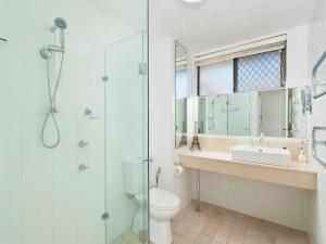 Ένα μπάνιο στο Shoal Bay 2 Bedroom Apartment with Viewes