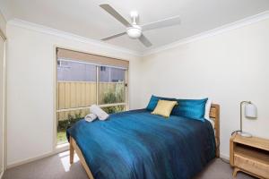 Rúm í herbergi á pet friendly - Views- Meters to the Beach & Anchorage Port Stephens
