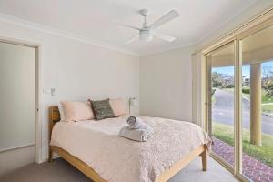Rúm í herbergi á pet friendly - Views- Meters to the Beach & Anchorage Port Stephens