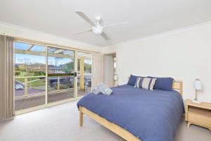 1 dormitorio con cama y ventana grande en pet friendly - Views- Meters to the Beach & Anchorage Port Stephens, en Corlette