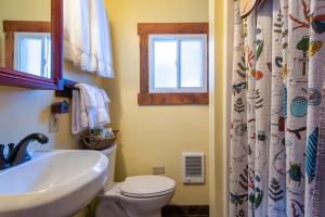 un bagno con lavandino, WC e finestra di Pioneer Guest Cabins a Crested Butte