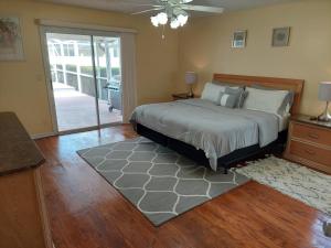 Ένα ή περισσότερα κρεβάτια σε δωμάτιο στο Cozy Home away from Home