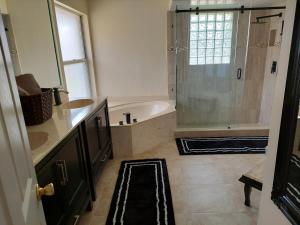 Ένα μπάνιο στο Cozy Home away from Home +4 φωτογραφίες