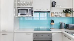 Een keuken of kitchenette bij Tranquil with Harbour Views