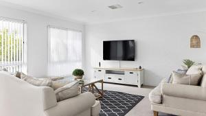 Een TV en/of entertainmentcenter bij Tranquil with Harbour Views
