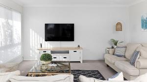 Een TV en/of entertainmentcenter bij Tranquil with Harbour Views
