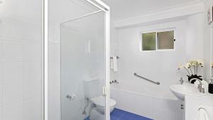 Een badkamer bij Tranquil with Harbour Views