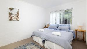 Een bed of bedden in een kamer bij Tranquil with Harbour Views