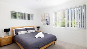Een bed of bedden in een kamer bij Tranquil with Harbour Views