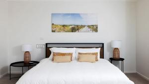 Een bed of bedden in een kamer bij Tranquil with Harbour Views
