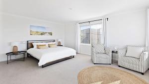 Een bed of bedden in een kamer bij Tranquil with Harbour Views