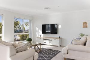 Een TV en/of entertainmentcenter bij Tranquil with Harbour Views
