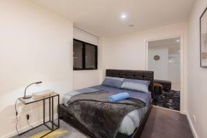 1 dormitorio con 1 cama grande en una habitación en COZY Melbourne Southbank - 2 Bedroom Apartment with Balcony & FREE Parking, en Melbourne