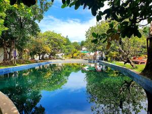 Bazén v ubytování Bohemiaz Resort and Spa Kampot nebo v jeho okolí