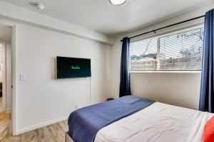 1 dormitorio con cama y ventana en Near City Center - Full Kitchen - Fast Wi-Fi en Salt Lake City