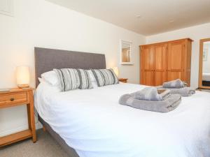 una camera da letto con un letto bianco e asciugamani di Kings View a Dartmouth