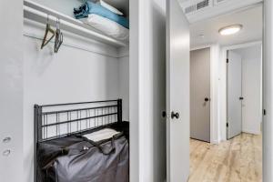 ein Schlafzimmer mit einem Bett und einer weißen Wand in der Unterkunft King bed - Fast Wi-Fi - Walker's Paradise in Salt Lake City