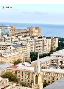 vistas a una ciudad con edificios y una iglesia en 10 out of 10 VIP Sea view apartment with terrace en Baku