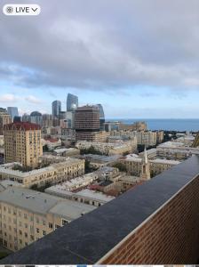 uitzicht op de stad vanaf het dak van een gebouw bij 10 out of 10 VIP Sea view apartment with terrace in Baku