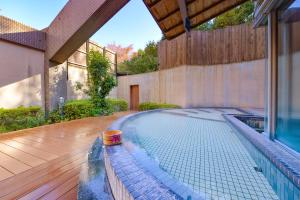 Bazén v ubytování Ooedo Onsen Monogatari Kimitsu no Mori nebo v jeho okolí + 12 fotografií