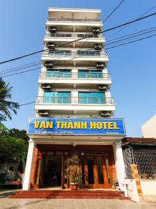 un bâtiment avec un panneau indiquant l'hôtel van thanhm dans l'établissement Van Thanh Hotel Cua Lo, à Cửa Lô
