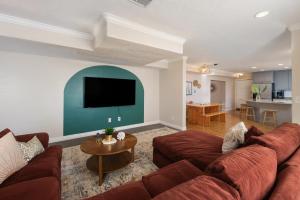 uma sala de estar com um sofá e uma televisão de ecrã plano em Bohemian LARGE Family Home Perfect for Groups em Orem