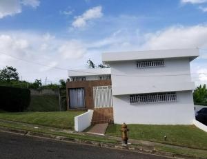 una casa blanca con una boca de incendios frente a ella en Mayagüez Apt- up to 4 guests- Close to Everything, en Mayagüez