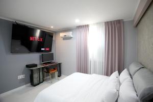 Baba Hotel Gimcheon的电视和/或娱乐中心