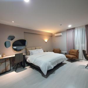 Cama ou camas em um quarto em Baba Hotel Gimcheon