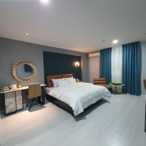 Una cama o camas en una habitación de Baba Hotel Gimcheon