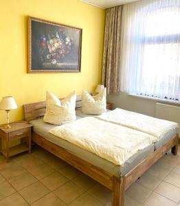ein Schlafzimmer mit einem großen Bett in einem Zimmer in der Unterkunft Villa Borchert in Wernigerode