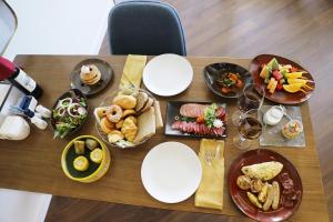 una mesa de madera con platos de comida. en FLC Grand Hotel Quy Nhon, en Quy Nhon