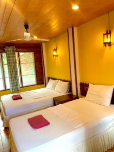 Postel nebo postele na pokoji v ubytování Koh Tao Tropicana Resort