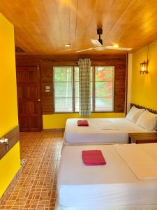 Postel nebo postele na pokoji v ubytování Koh Tao Tropicana Resort