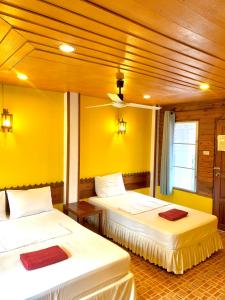 Postel nebo postele na pokoji v ubytování Koh Tao Tropicana Resort