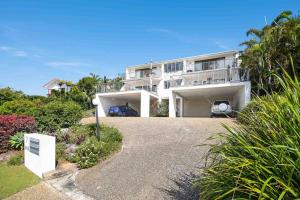 una gran casa blanca con entrada para coches en Kari in Peregian Beach, en Peregian Beach