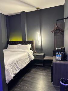 Voodi või voodid majutusasutuse HOTEL JJH - newly opened near BUGIS toas