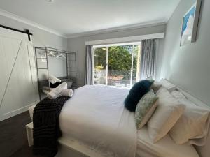 1 dormitorio con 1 cama grande y ventana en Vaby s 1, en Jindabyne