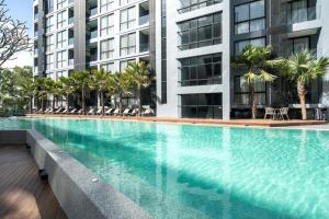 Бассейн в Tropics Kamala Pool View Apartment CTG P507 или поблизости