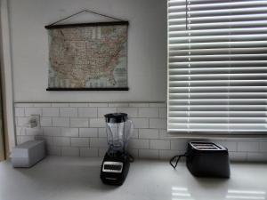 Una batidora sobre una encimera junto a una ventana en Scenic Southwest Hideaway, Perfect for Relaxation!, en Phoenix 17 fotos más