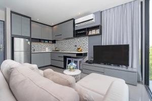 Кухня или мини-кухня в Tropics Kamala Pool View Apartment CTG P507
