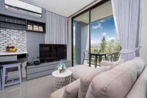Телевизор и/или развлекательный центр в Tropics Kamala Pool View Apartment CTG P507