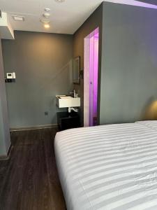 Voodi või voodid majutusasutuse HOTEL JJH - newly opened near BUGIS toas